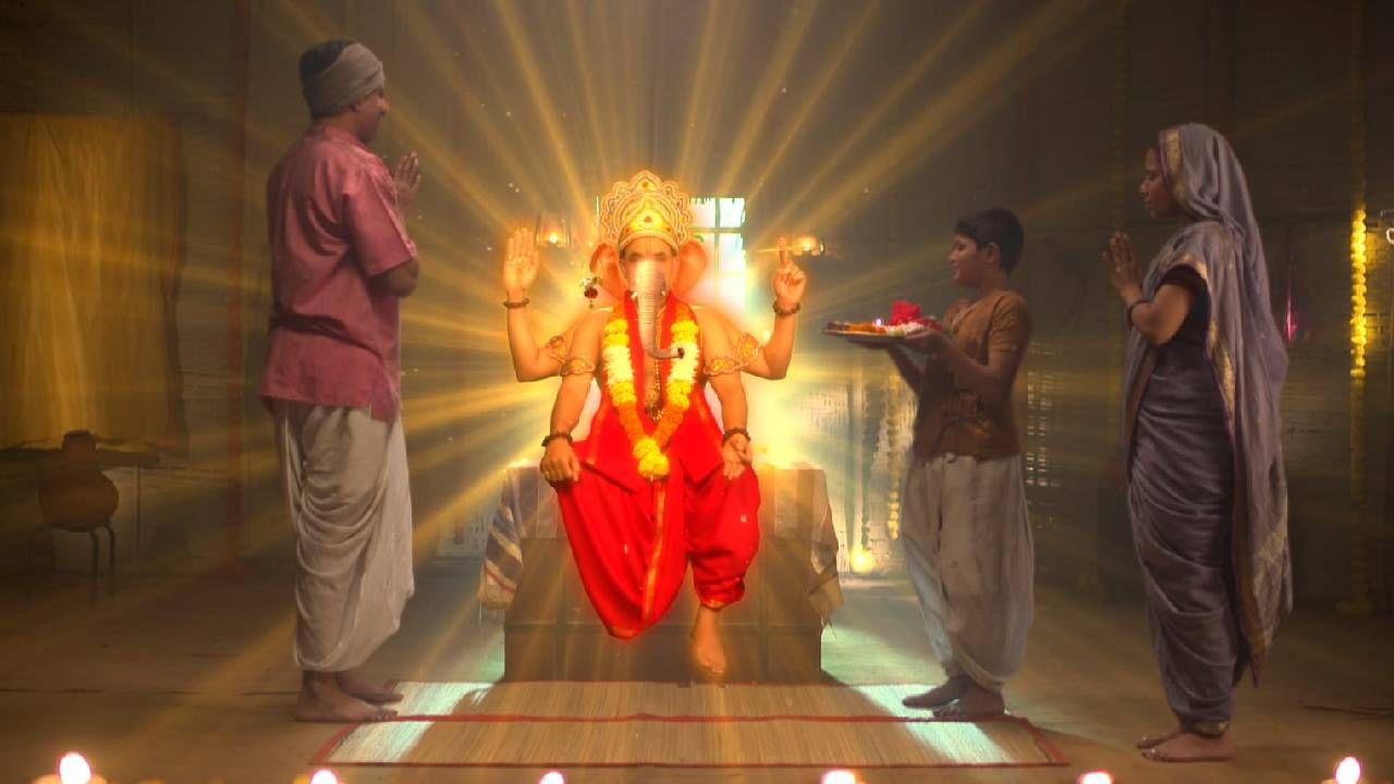 स्वामी म्हणतात, "देव तुम्ही आणता हा गैरसमज आहे, देव त्याच्या मर्जीने येतो. गणपतीची मूर्ती स्वत:हून चालत येईल. स्वामी असे का म्हणतात? या कुटुंबाच्याच बाबतीत स्वामी ही लीला का घडवतात आणि विघ्नहर्त्याचं स्मरण का करवतात?याची भक्तांना भक्तीचा खरा मार्ग दाखवणारी अत्यंत रंजक गोष्ट या भागात उलगडते.
