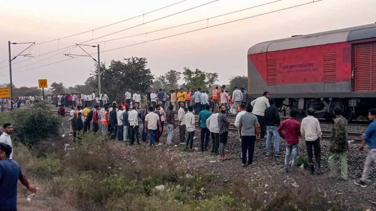जळगाव : पुष्पक अपघातातील मृतांची संख्या 13 वर , पाचोरा पोलिस ठाण्यात गुन्हा दाखल