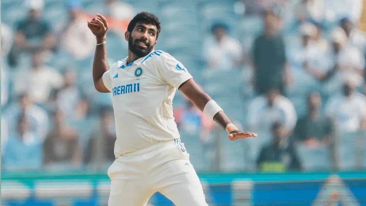 आयसीसीने भारतीय वेगवान गोलंदाज जसप्रीत बुमराहला 2024 सालचा कसोटी क्रिकेटर म्हणून निवडले आहे. 2024 मध्ये संस्मरणीय कामगिरी करणाऱ्या जसप्रीत बुमराहची वर्षातील सर्वोत्तम कसोटी क्रिकेटपटू म्हणून निवड झाली आहे. ऑस्ट्रेलिया दौऱ्यातही त्याने आपल्या गोलंदाजीची धार दाखवली होती.