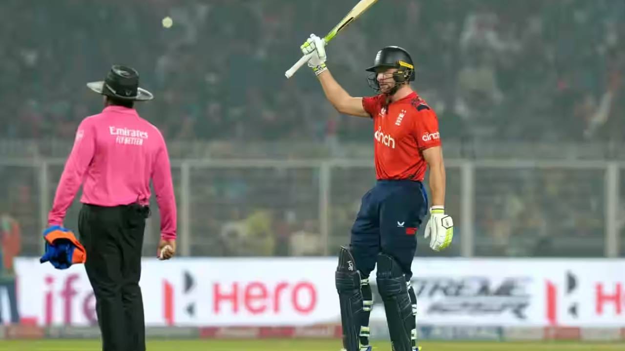 वेस्ट इंडिजच्या निकोलस पूरनने भारताविरुद्ध 592 धावा केल्या आहेत. मात्र त्याला मागे टाकत जोस बटलर 600 धावा करणारा पहिला फलंदाज ठरला आहे. ग्लेन मॅक्सवेल 574 धावांसह तिसऱ्या, डेविड मिलर 524 धावांसह चौथ्या आणि 500 धावांसह आरोन फिंच पाचव्या स्थानावर आहे. 