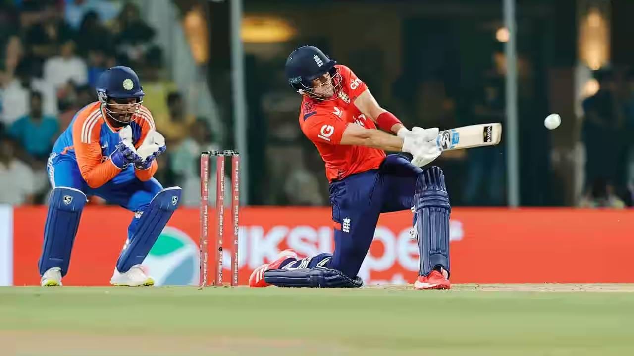 इंग्लंडचा कर्णधार जोस बटलर सध्या जबरदस्त फॉर्मात आहे. पहिल्या टी20 सामन्यात त्याने 68 धावांची खेळी केली होती. त्यानंतर दुसऱ्या सामन्यात त्याचं अर्धशतक 5 धावांनी हुकलं. त्याने 30 चेंडूत 2 चौकार आणि तीन षटकारांच्या मदतीने 45 धावा केल्या.