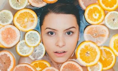 तुम्ही चेहऱ्यावर लिंबू लावता का? तोटे जाणून घ्या