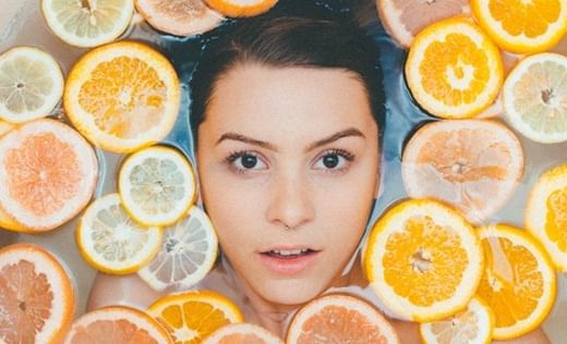 तुम्ही चेहऱ्यावर लिंबू लावता का? तोटे जाणून घ्या