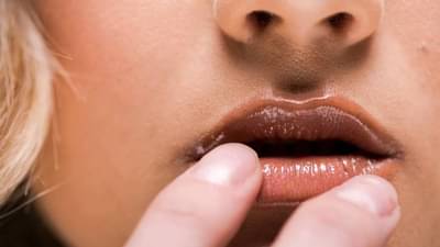 नवऱ्याने बायकोचे ओठ असे चावले की, 16 टाके घालण्याची वेळ