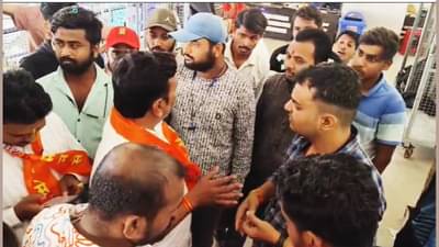 MNS : प्रसाद मिळताच पगार कामगारांच्या हातात; मनसे स्टाईल आंदोलनाची जळगावमध्ये चर्चा, व्यवस्थापकाच्या लगावली नेत्याने कानशिलात