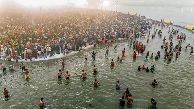 Mahakumbha 2025 : कुणी गायब झालं तर कुणावर बंदी घातली... महाकुंभमध्ये प्रसिद्ध होणं आलं अंगाशी
