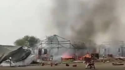 मोठी बातमी ! चेंगराचेंगरीनंतर महाकुंभमध्ये आता भीषण आग, भाविक घाबरले; आग विझवण्याचं काम युद्धपातळीवर सुरू