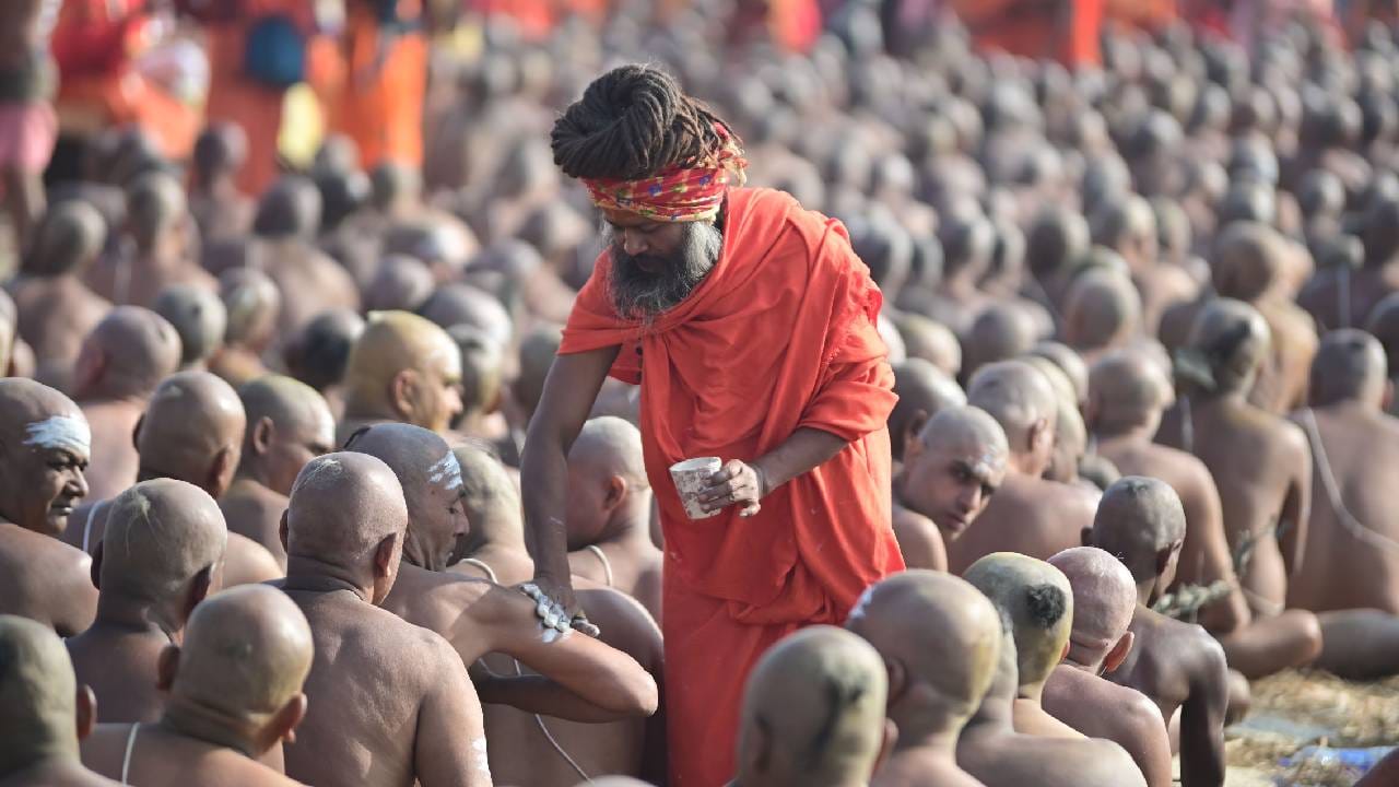 अंघोळीनंतर साधकांना चंदन लेप लावण्यात येतो. डोक्याला आणि दंडला हा लेप लावण्यात येतो.