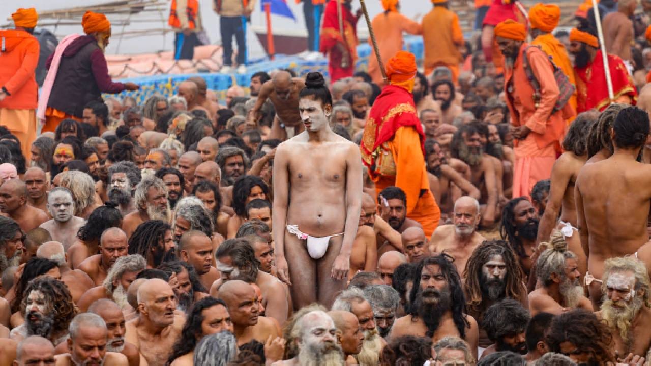 नागा साधु होण्यासाठी सात पिढ्यांचे पिंडदान करावे लागते. त्यात नागा साधु स्वतःचे पण पिंडदान करतो. 