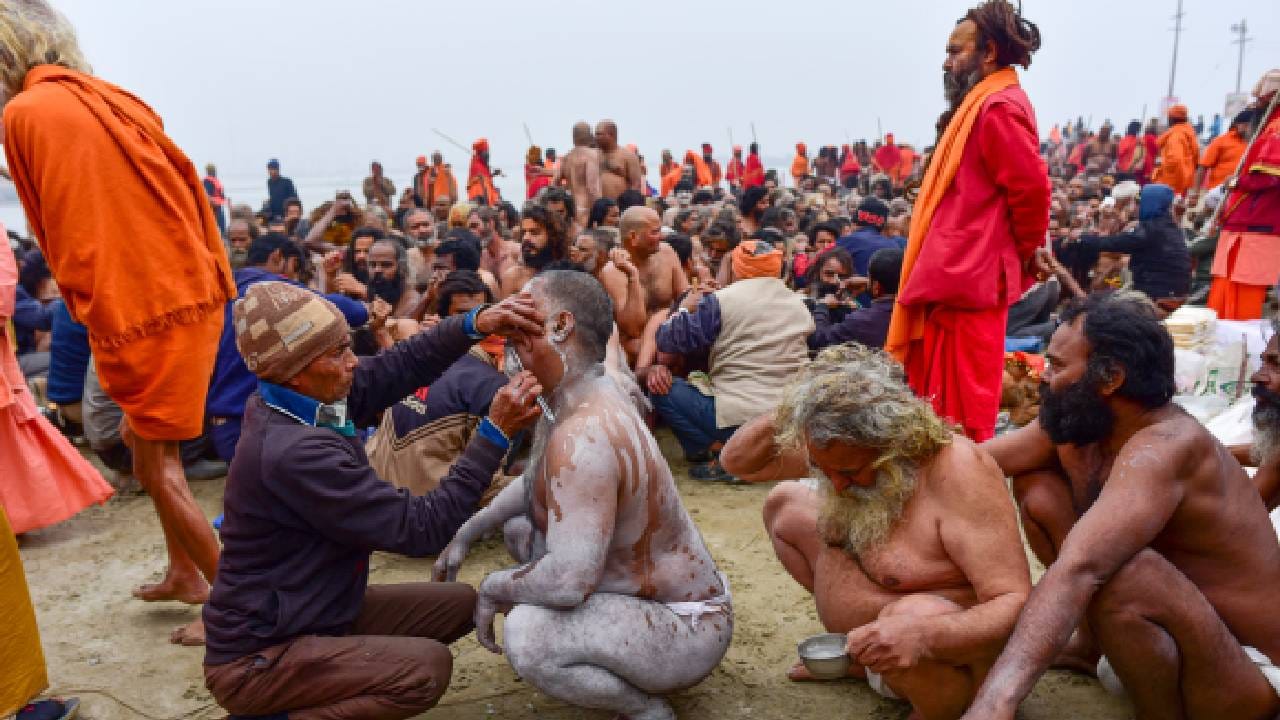 त्यापूर्वी त्यांचे मुंडण आणि दाढी करण्यात येते
