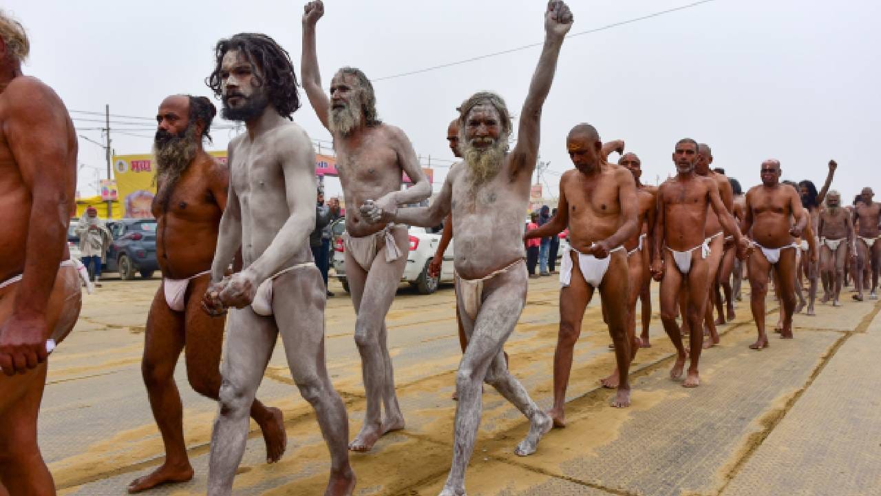 नागा साधु होण्यासाठी शिस्तीत, एका रांगेत अगोदर अंघोळीला नेण्यात येते. त्यानंतर पुढील प्रक्रिया होते. 