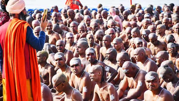 महाकुंभ मेळ्यात नागा साधु होण्यासाठी दीक्षा घ्यावी लागते. या दीक्षा विधीला सुरुवात झाली आहे. जुन्या आखाड्याने हा विधी सुरू केला आहे.