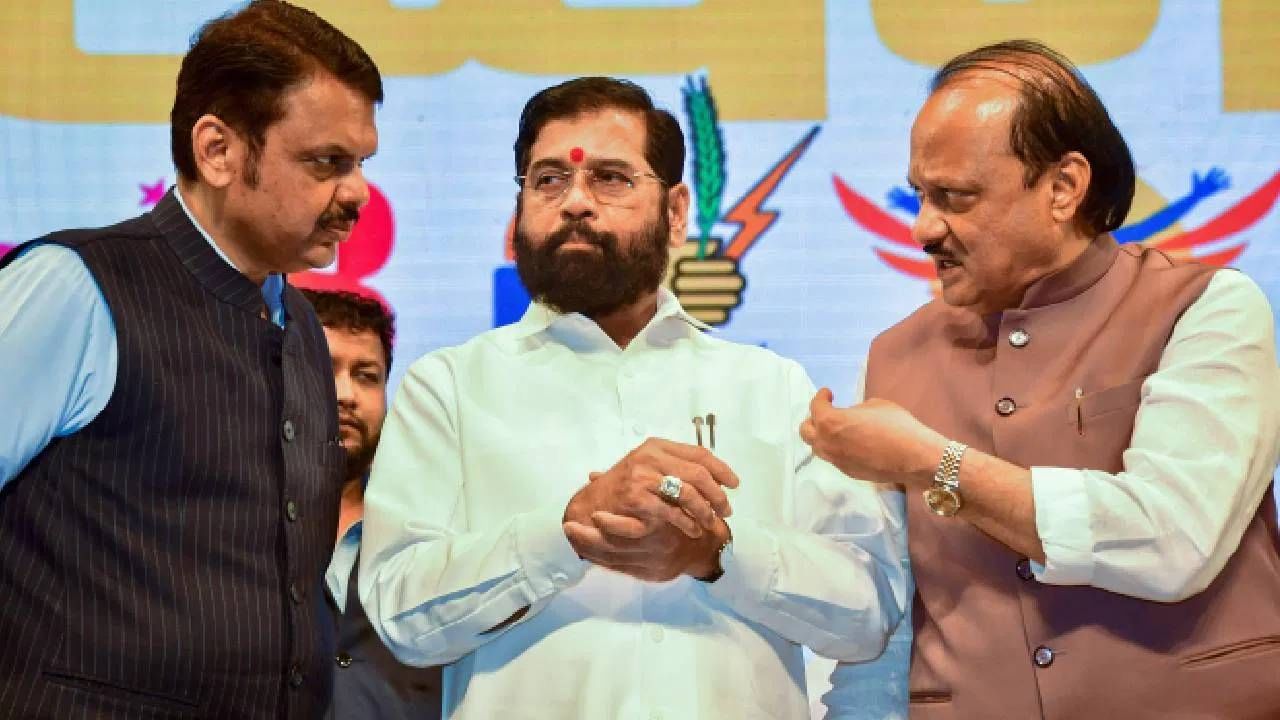 आवळा देऊन कोहळा, पालकमंत्रीपदावरून भाजपाची मोठी खेळी, रायगडचं पालकमंत्रीपद शिंदेकडे, तर मनपा निवडणुकीपूर्वी मुंबई खिशात