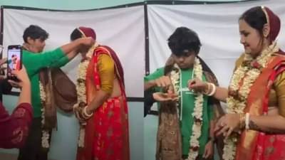 महिला प्रोफेसरने विद्यार्थ्यास दिले दिल, वर्गातच केला विवाह, लग्नाचा व्हिडिओ व्हायरल