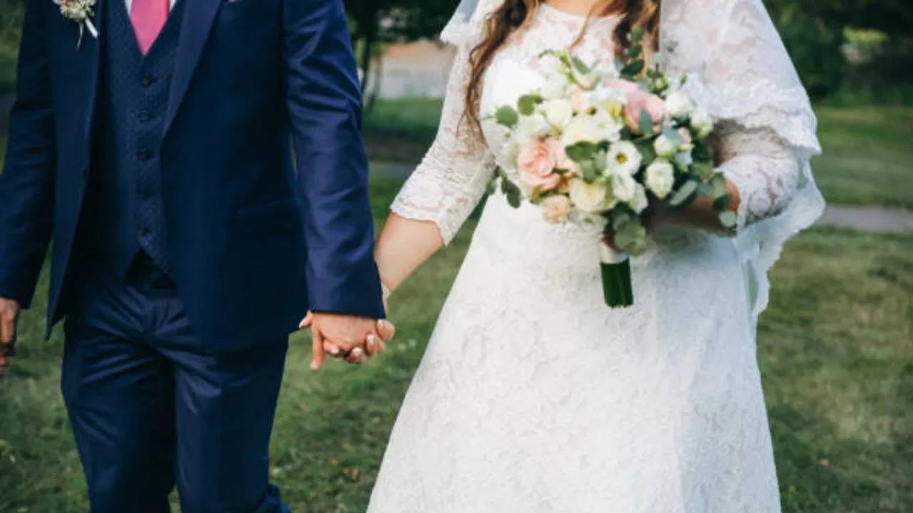 तसेच स्थूल मुलीसोबत लग्न करण्याची ही परंपरा या देशात आहेच, पण अशा मुलींसोबत लग्न करणं ही अभिमानास्पद बाबही मानली जाते. जाड्या मुली निरोगी आणि मजबूत असतात. त्यामुळे त्या आमच्या कुटुंबाचा अभिमान असतात असं इथल्या लोकांचं म्हणणं आहे.