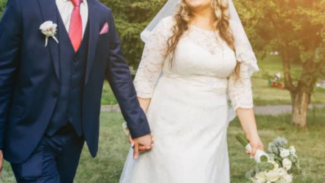 आता या देशात ही परंपरा का आहे? त्याच्या मागचं कारणही समजून घ्या. उत्तर आफ्रिकेतील या देशाचं नाव मॅरिटानिया आहे. मीडिया रिपोर्टनुसार, या देशात स्थूलता म्हणजे सौंदर्य आणि समृद्धीचं प्रतिक आहे. त्यामुळेच त्यांना जाड्या मुली अधिक आकर्षक वाटतात. जर मुली सडपातळ असतील तर त्या गरीब आणि कमनिशीबी असल्याचं या लोकांना वाटतं.