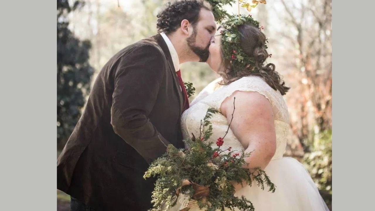 जगात सर्वच ठिकाणी लग्न ही परंपरा आहे. पण लग्नाच्या परंपरा वेगवेगळ्या आहेत. या परंपरांमधून त्या समाजाची आणि देशाची संस्कृती समजते. पण अनेक ठिकाणी लग्नाच्या कित्येक परंपरा अशा आहेत की समोरचा माणूस आश्चर्यचकीत होतो.