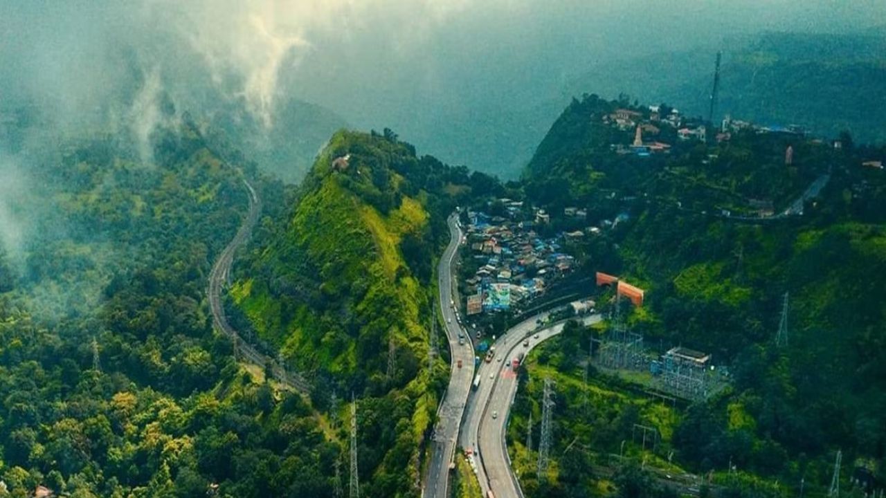 महामार्ग पूर्ण होण्यासाठी 16.3 हजार कोटी रुपये खर्च आला. त्यामुळे मुंबई-पुण्यातील अंतर दोन तासाने कमी झाले. एक्स्प्रेस वे वर 100 किलोमीटर प्रती तास या वेगाने वाहने जावू शकतात. या टोलवर कारसाठी 336 रुपये तर टोल लागतो. म्हणजे प्रति किलोमीटर 3.40 रुपये टोल लागतो. 