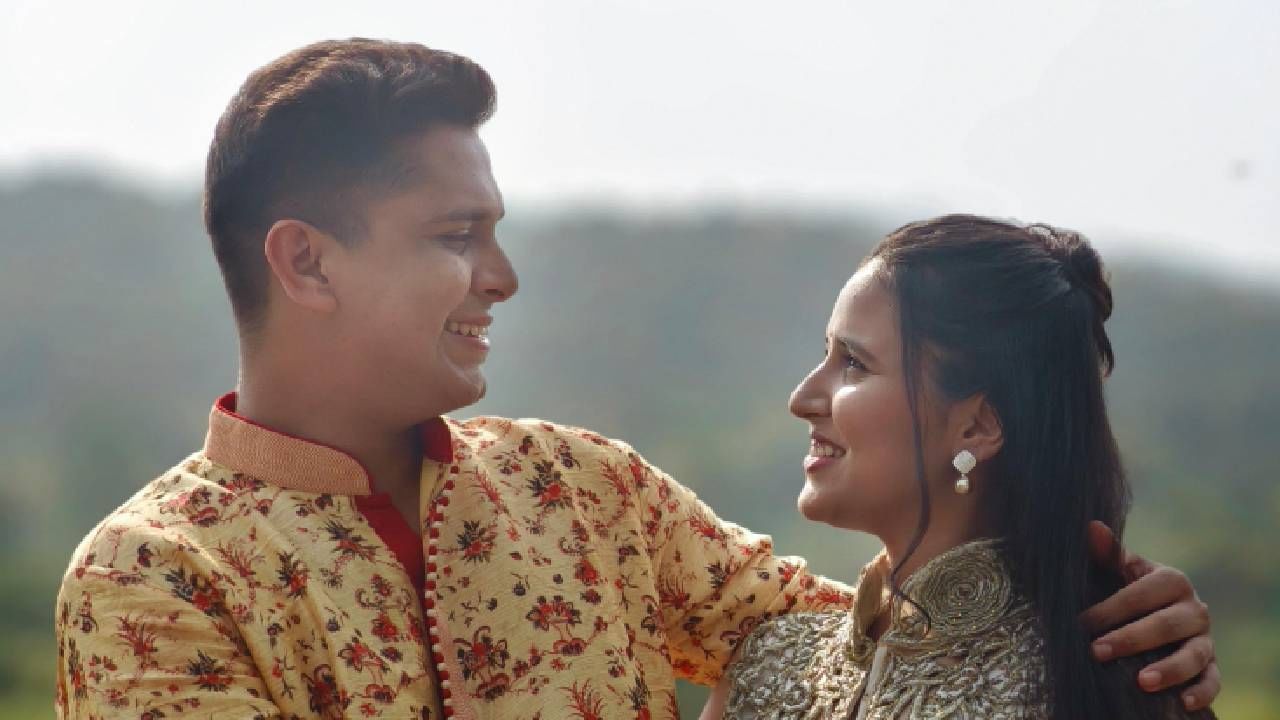 झी मराठी वाहिनीवरील 'नवरी मिळे हिटलरला' या मालिकेत रेवतीच्या लग्नाची लगबग सुरू आहे. लीलाला जाणवतंय की एजे तिच्या प्रेमात आहे.