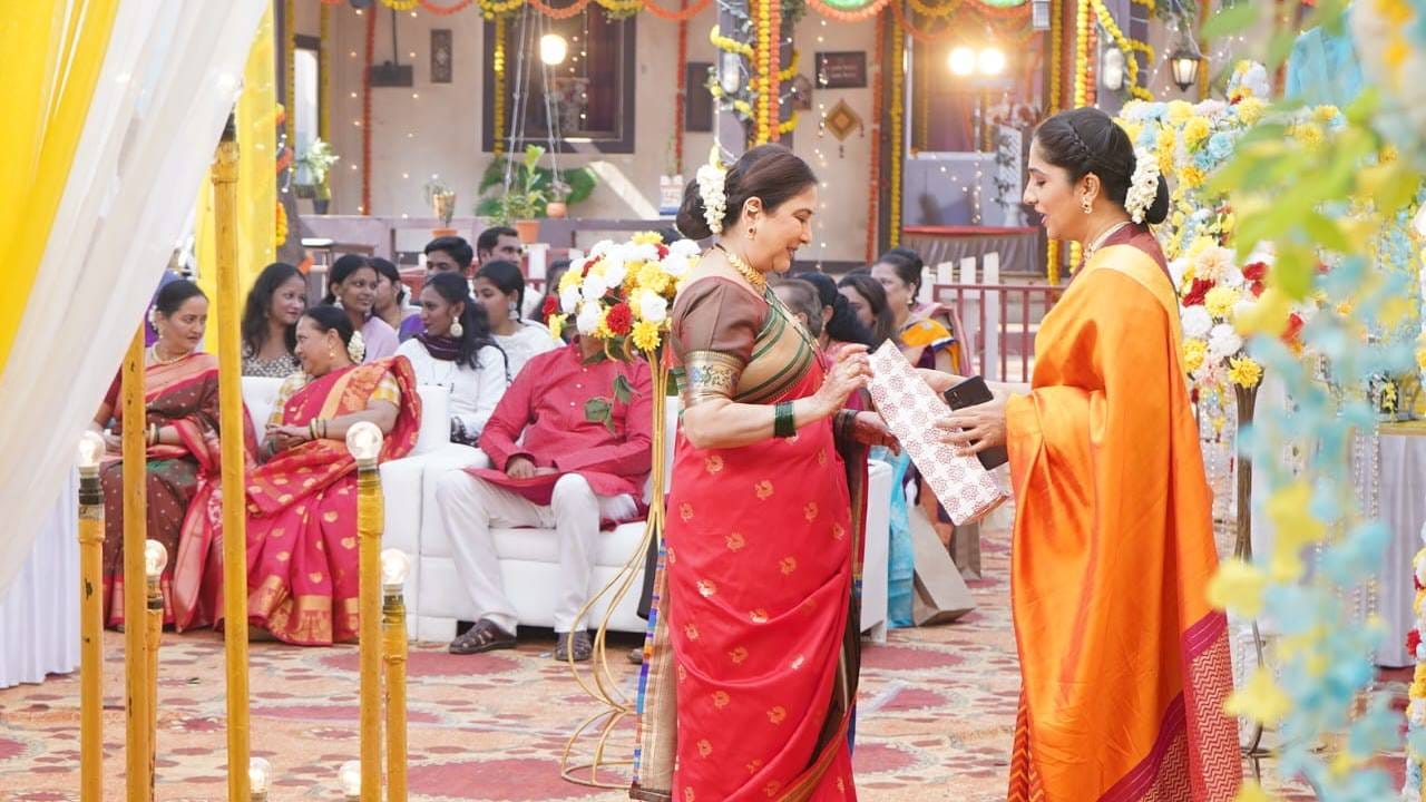 "प्रेक्षकांप्रमाणेच मी सुद्धा अरुंधतीला खूप मिस करत होते. सेटवरची लगबग, हातातली स्क्रिप्ट, कॅमेरा या सगळ्या गोष्टी खूप दिवसांनंतर अनुभवायला मिळत आहेत," अशा शब्दांत तिने अनुभव सांगितला. 
