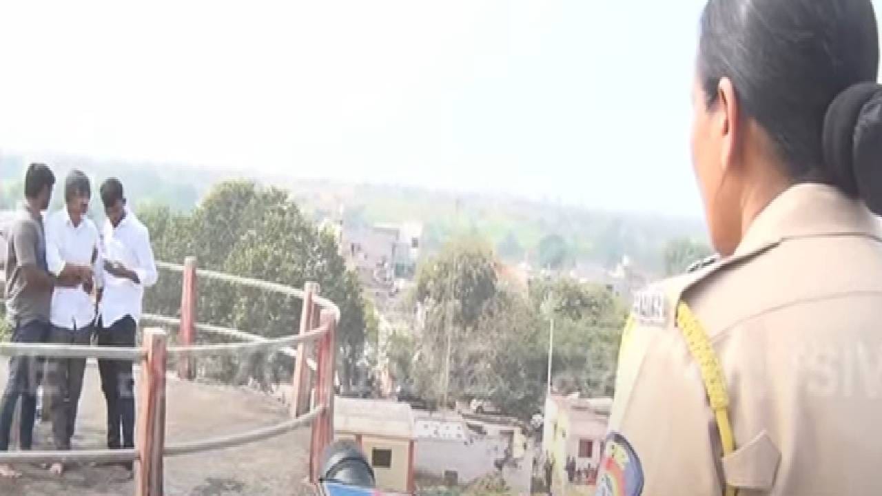 धनंजय देशमुख यांची समजूत घालण्यासाठी पोलिसांनी त्यांच्याशी संवाद साधला. स्वत: एसपी कावत मोबाइलवरुन धनंजय देशमुख यांच्याशी बोलले. ते ज्या टाकीवर चढले होते. त्यालाच समांतर एक दुसरी टाकी आहे, तिथे जाऊन महिला पोलीस अधिकाऱ्यांनी धनंजय देशमुख यांचं मन वळवण्याचा प्रयत्न केला. 