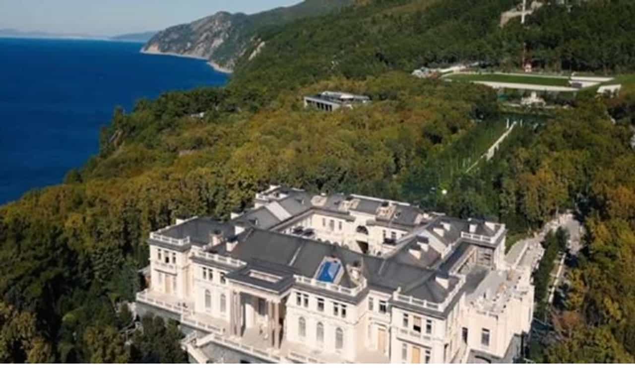 पृथ्वीवरचा सर्वाधिक श्रीमंत राजकारणी, २० महाल, गुप्त घोस्ट ट्रेन, तब्बल २०० अब्ज डॉलरची संपत्ती