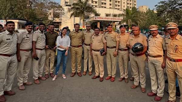 अभिनेत्री प्राजक्ता माळीने 'रस्ता सुरक्षा अभियाना'अंतर्गत जनजागृती केली. या अभियानाचे काही फोटो तिने सोशल मीडियावर पोस्ट केले आहेत. प्रादेशिक परिवहन विभागातर्फे दरवर्षी 1 ते 31 जानेवारीला 'रस्ता सुरक्षा अभियान' राबवण्यात येतं.