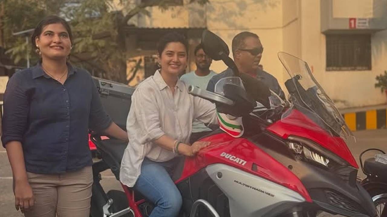 या फोटोंमध्ये प्राजक्ता सुपरबाईक्सवर बसलेली दिसून येत आहे. मात्र हेल्मेट न लावल्यामुळे नेटकरी ट्रोल करायला सुरुवात करतील म्हणून तिने कॅप्शनमध्ये तळटीपसुद्धा लिहिली आहे. 
