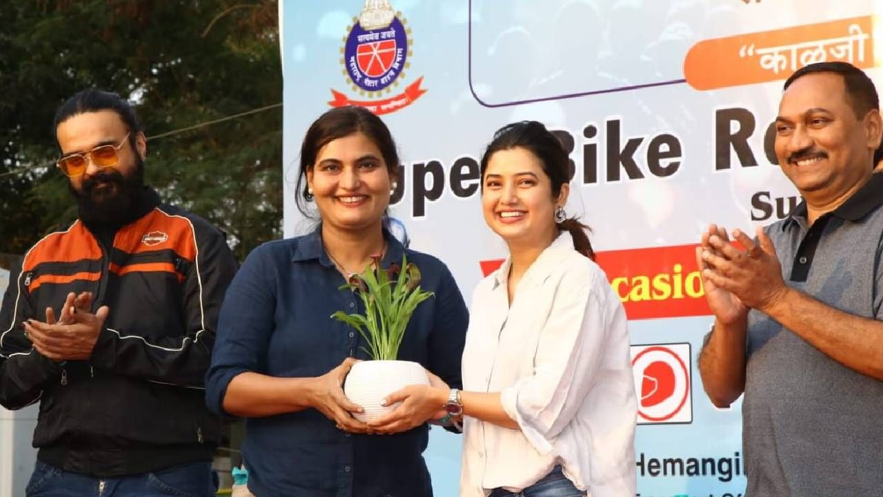 यावेळी ठाणे कार्यालयात जाऊन जनजागृतीसाठी काढण्याथ आलेल्या बाईक रॅलीचं फ्लॅग ऑफ करण्याची संधी अभिनेत्री प्राजक्ता माळीला मिळाली. याचे फोटो पोस्ट करत प्राजक्ताने नेटकऱ्यांना वाहतुकीचे नियम समजावून सांगितले. 
