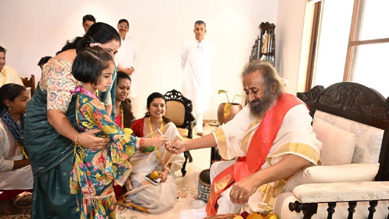 याविषयी तिने पुढे लिहिलं, 'विशेषतः 1- याज्ञसेनी (भाची). हा तिचा महाराष्ट्राबाहेरचा पहिला प्रवास होता. तो ही आश्रमाचा. त्यात गुरूदेव दर्शन, त्यांना स्वतःचं नाव सांगत वगैरे वगैरे. 2- तनया.. वाढदिवसाच्या आदल्या दिवशी आशीर्वाद घेता आलं. आई, नेहा, दिव्यालाही पहिल्या खेपेत दर्शन मिळालं.'