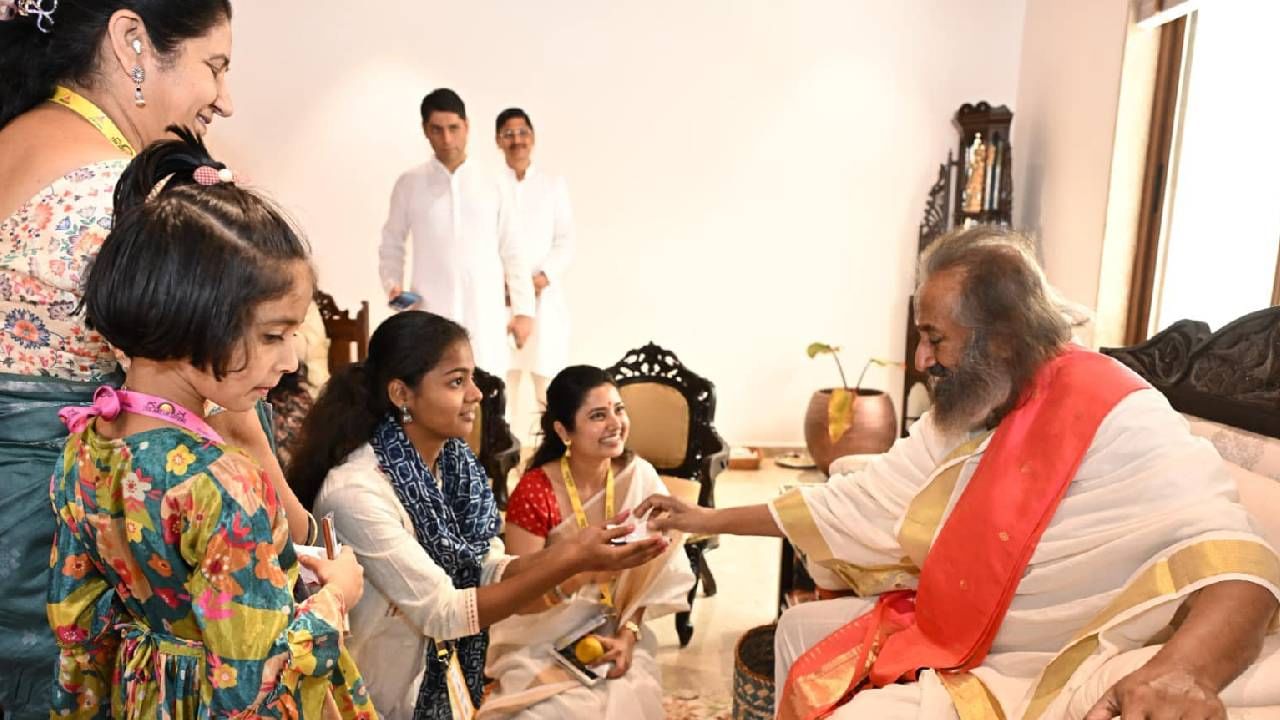 काही दिवसांपूर्वीच प्राजक्ताने पद्म पुरस्कार विजेत्या कलाकारांच्या मांदियाळीत; भरतनाट्यम्, कथक, कुचिपुडी, कथकली, हिंदुस्तानी- कर्नाटक संगीताच्या थोडक्यात शास्त्रीय- उपशास्त्रीय नृत्य संगीताच्या मेळाव्यात लावणी सादर केली होती.