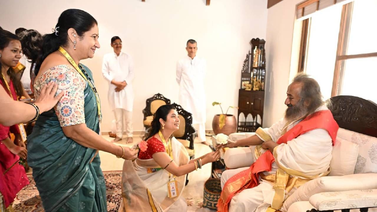 अध्यात्मिक गुरू श्री श्री रवीशंकर आणि त्यांच्या 'आर्ट ऑफ लिव्हिंग' या संस्थेला अभिनेत्री प्राजक्ता माळी खूप मानत असल्याचं तिच्या सोशल मीडियावर पोस्टवरून लक्षात येत. प्राजक्ताने अनेकदा बेंगळुरूमधल्या त्यांच्या आश्रमालाही भेट दिली.
