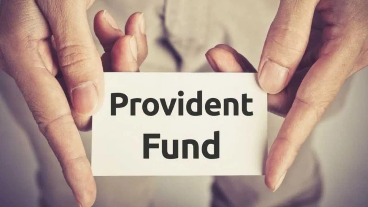 नोकरीवरुन काढल्यानंतर कर्मचारी पीएफ खात्यातून 50 टक्के रक्कम काढू शकतो. मात्र त्या पीएफ धारकाा तो बेरोजगार आहे, याचा पुरावा द्याला लागेल.
