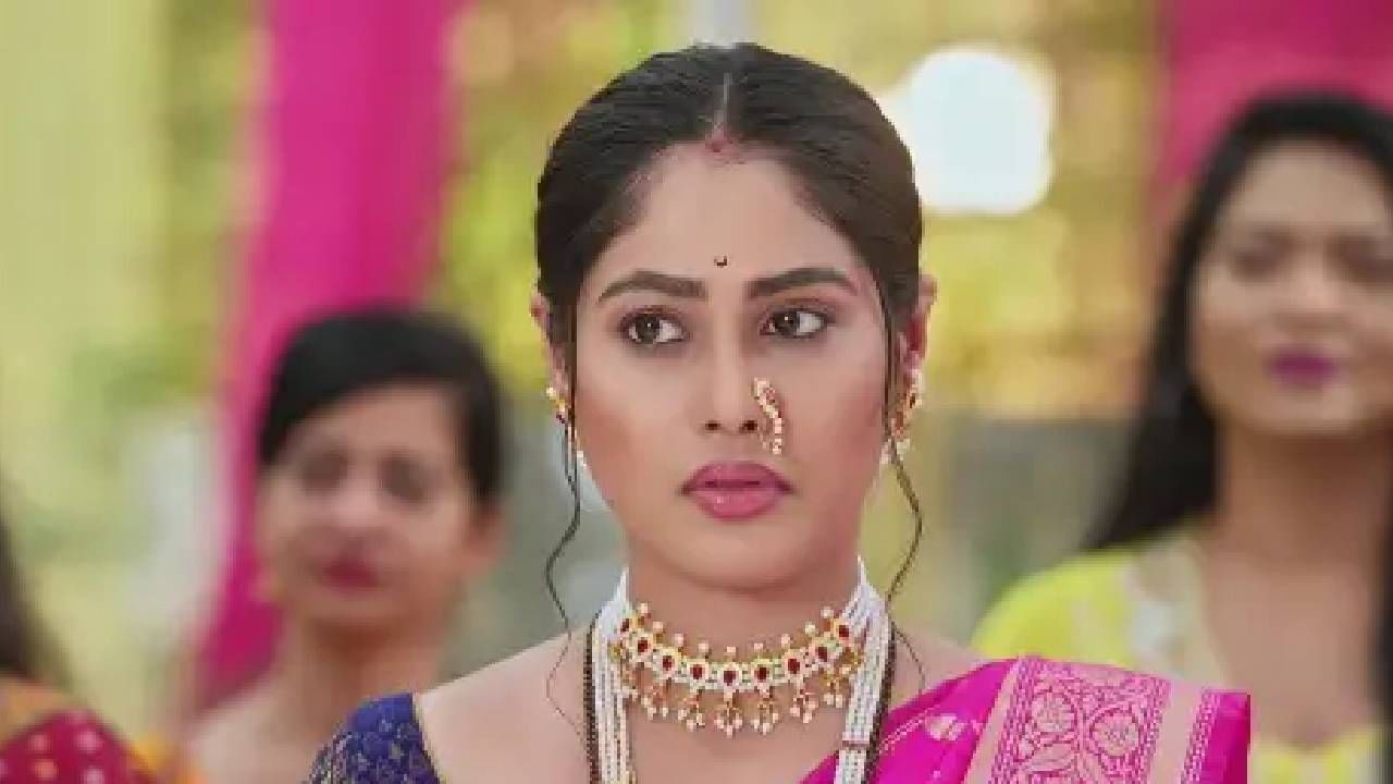 झी मराठी वाहिनीवरील 'पुन्हा कर्तव्य आहे' या मालिकेचं कथानक अत्यंत रंजक वळणावर येऊन पोहोचलं आहे. एका बाजूला वसुंधराचे पाय पकडून विशाखा मदतीसाठी विनंती करतेय. वसुंधराची एक अट आहे की विशाखाने एका कोऱ्या कागदावर सही करावी.