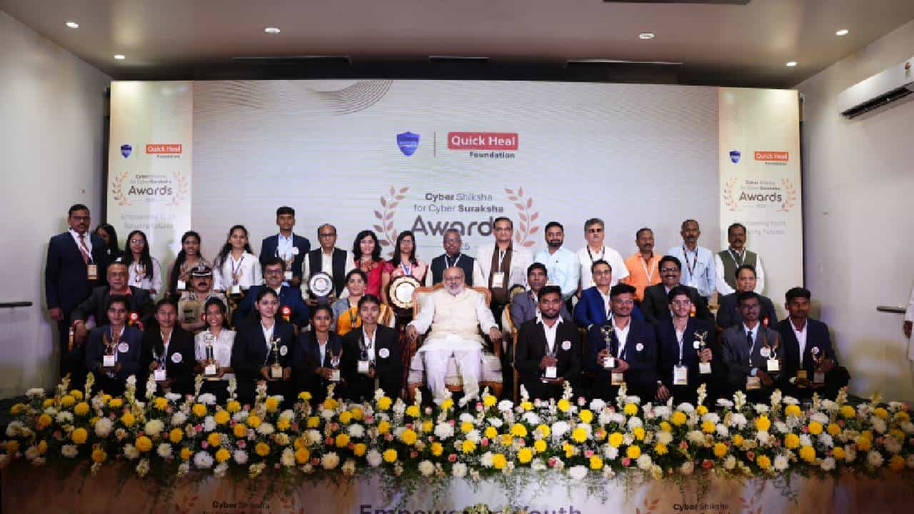 क्विक हील फाऊंडेशनने सीएसआर उपक्रमांसह ६४.७८ लाख व्यक्तींच्या जीवनात घडवला बदल; ‘सायबर सुरक्षेसाठी सायबर शिक्षा अवॉर्ड्स २०२५ मध्ये स्वयंसवेकांचा सन्मान