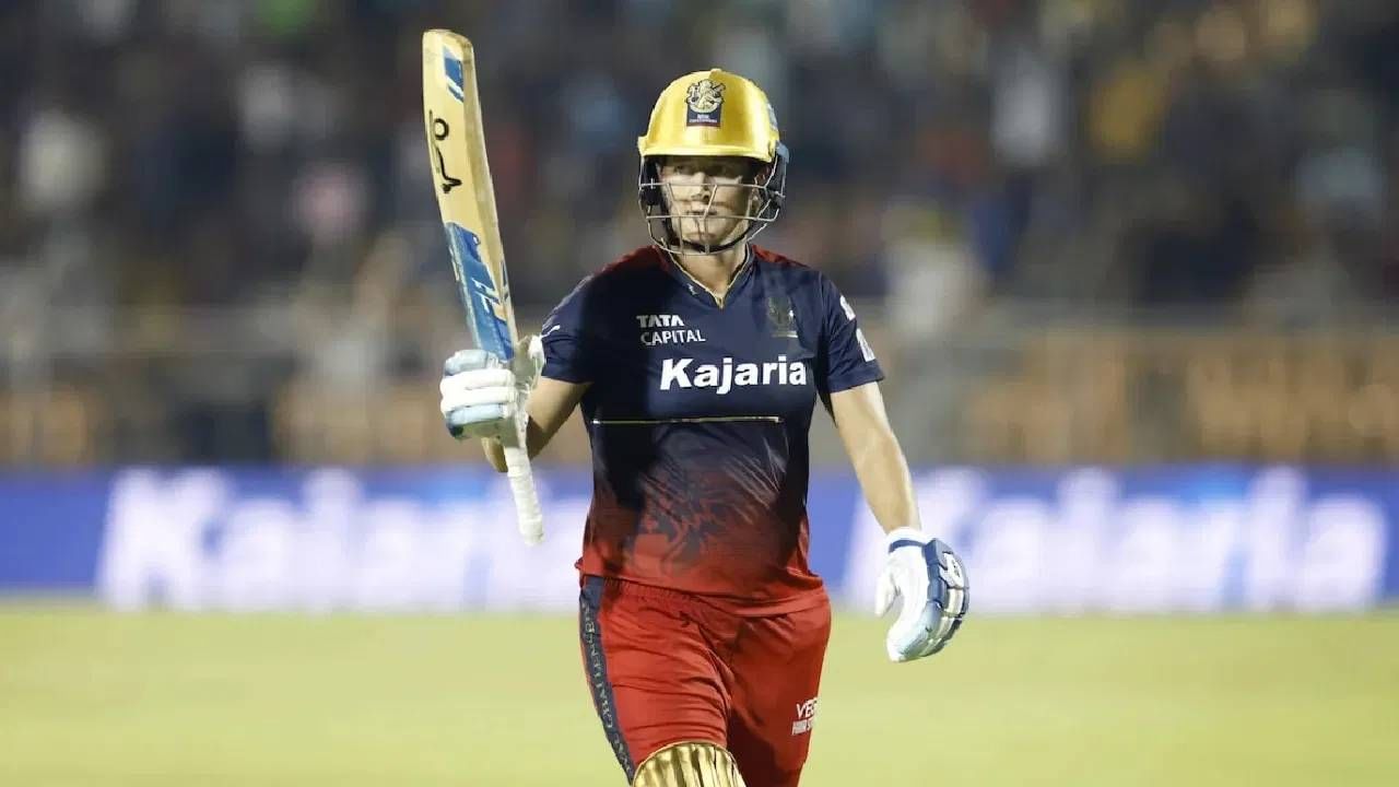 मागच्या दोन पर्वात सोफी डेव्हाईन आरसीबीसाठी सलामीला उतरत होती. तिने 18 डावात 2 अर्धशतकांसह एकूण 402 धावा केल्या आहेत. गोलंदाजीतही तिने 9 विकेट्स घेतल्या आहेत. आता सोफी डिव्हाईन बाहेर पडल्यामुळे आरसीबीला तिच्याऐवजी अष्टपैलू खेळाडू निवडावा लागणार आहे. 