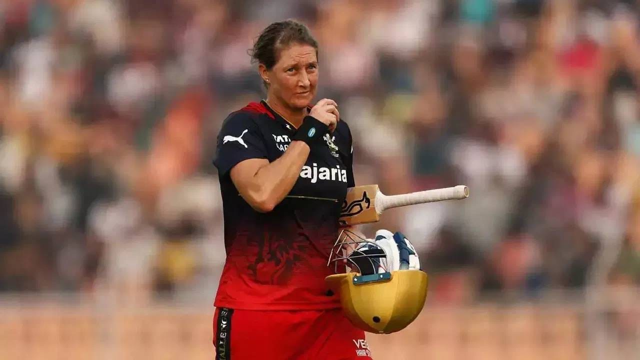 न्यूझीलंडची कर्णधार आणि अष्टपैलू खेळाडू सोफी डिव्हाईनने काही काळ क्रिकेटच्या मैदानापासून दूर राहण्याचा निर्णय घेतला आहे. सोफीने न्यूझीलंड क्रिकेट बोर्डाला सांगितले की, तब्येतीला प्राधान्य देण्यासाठी हा निर्णय घेतला आहे आणि त्यामुळे काही काळ कोणतीही मालिका किंवा स्पर्धा न खेळण्याचा निर्णय घेतला आहे.