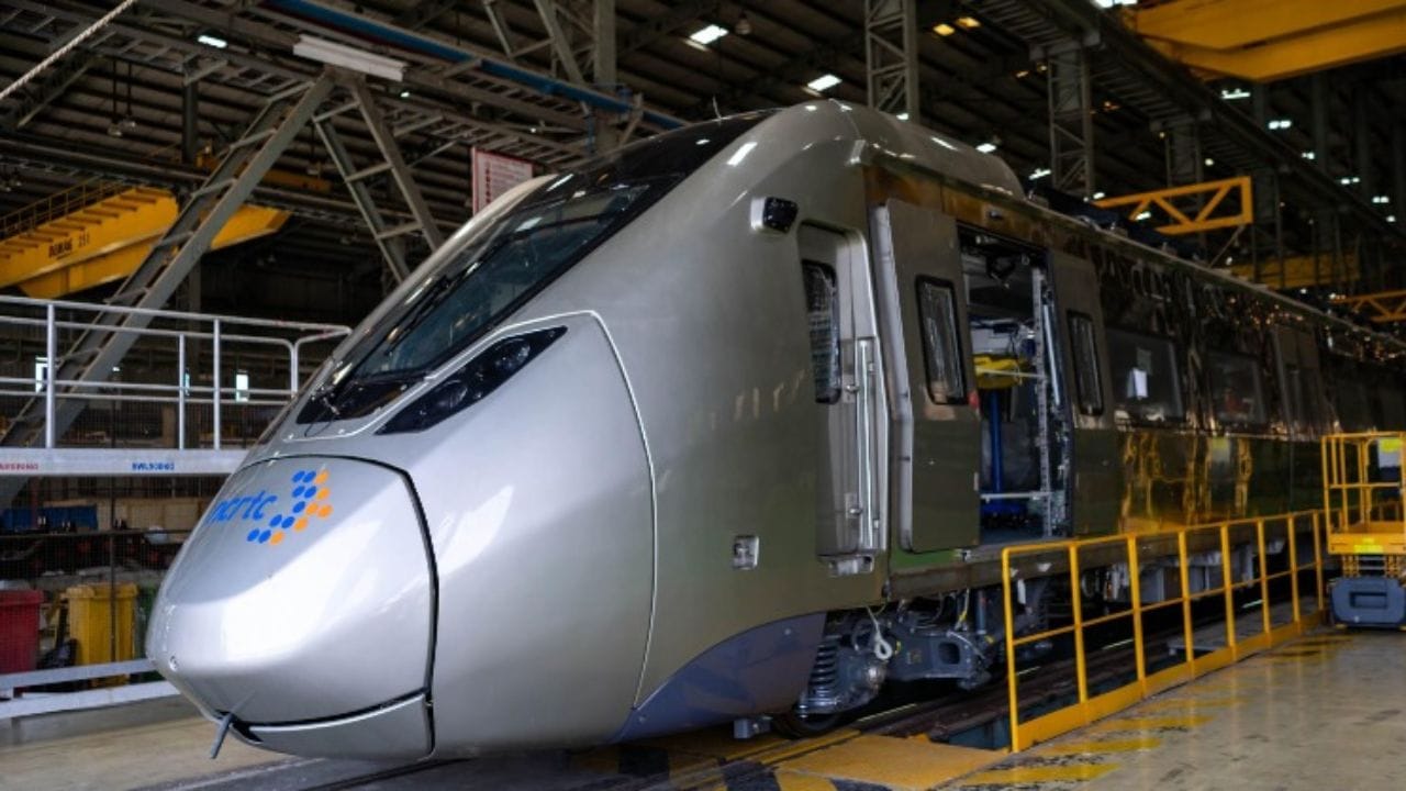 मुंबई-अहमदाबाद हायस्पीड बुलेट ट्रेनचे काम ठाण्यात सुरु आहे. ठाण्याजवळ भारतातल्या पहिल्या २१ किलोमीटर लांबीचा बोगदा तयार होत आहे. त्यातील सात किलोमीटर बोगदा समुद्राखालीन आहे. या बोगद्याच्या कामाची रेल्वेमंत्री अश्विनी वैष्णव यांनी पाहणी केली.