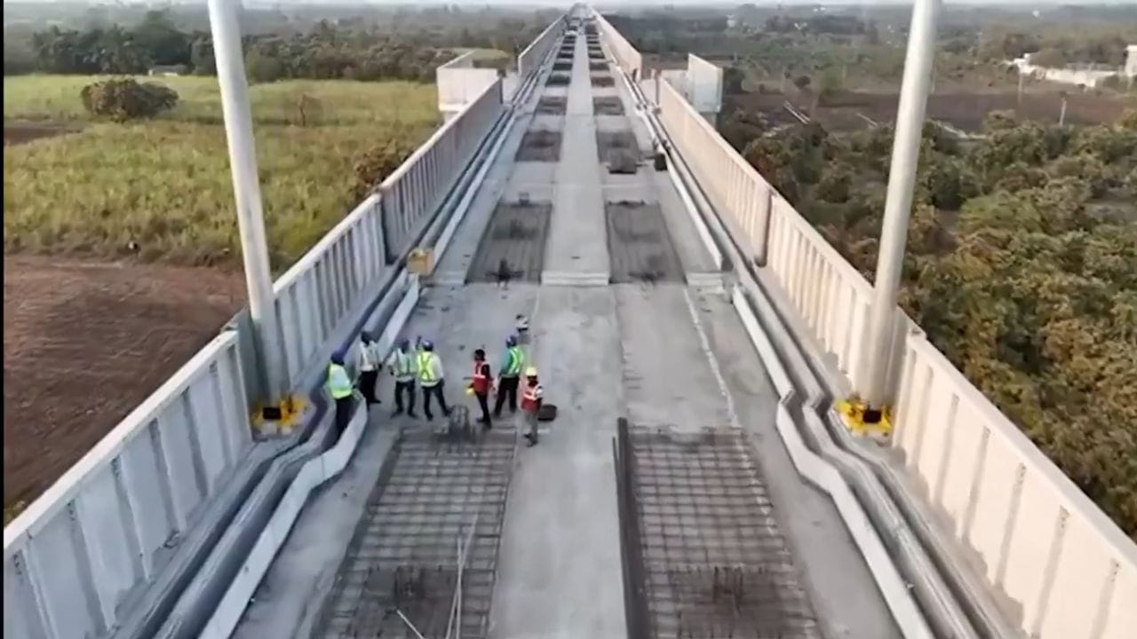 मुंबई बुलेट ट्रेन प्रकल्पात बोगद्याचे वांद्रे-कुर्ला कॉम्प्लेक्स ते शिलफाटा दरम्यान 21 किलोमीटरचे होत आहे.  16 किलोमीटर टनल बोरिंग मशीनद्वारे केले जात आहे. तसेच 5 किलोमीटर एनएटीएममाध्यमातून केले जात आहे. ठाणे क्रीकवर 7 किलोमीटरचा बोगदा समुद्राखाली आहे. 