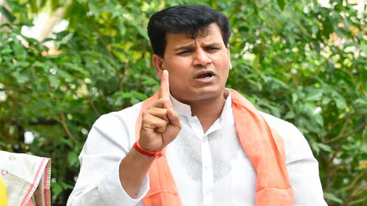 'मंत्रिमंडळ विस्ताराच्या आठ दिवसांपूर्वी शपथ घेण्याचा फोन, पण नंतर...', आमदार रवी राणा यांनी सांगितला पडद्यामागील किस्सा 'मंत्रिमंडळ विस्ताराच्या आठ दिवसांपूर्वी शपथ घेण्याचा फोन, पण नंतर...', आमदार रवी राणा यांनी सांगितला पडद्यामागील किस्सा