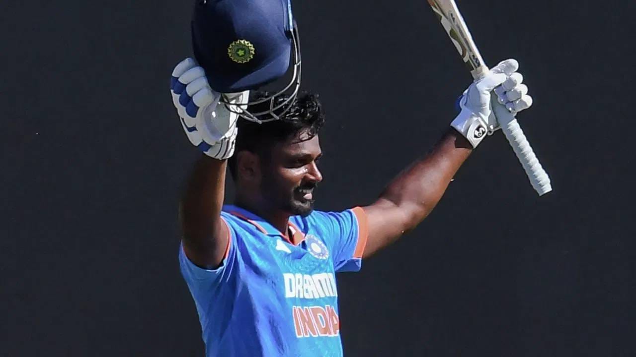 दुसरीकडे, षटकारांचं अर्धशतक पूर्ण करण्याची संधीही संजू सॅमसनकडे आहे. जर त्याने 4 षटकार मारले तर तो टी20 मध्ये 50 षटकार पूर्ण करेल. आता तो ही किमया पहिल्याच सामन्यात करतो की नाही हे पाहणं औत्सुक्याचं ठरेल.