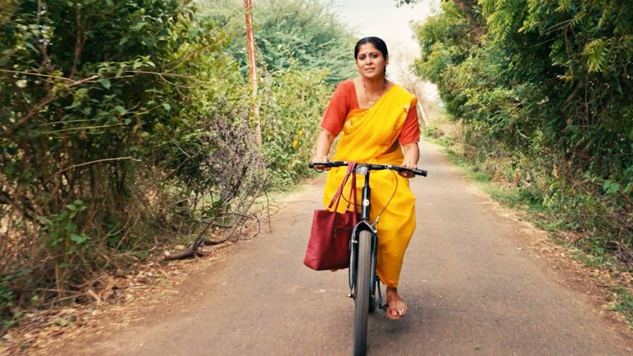 'सौभाग्यवती सरपंच' या नवीन वेब सीरिजमध्ये दाखवण्यात आलं आहे की गावातील महिला जेव्हा समाजाच्या विकासासाठी पुढाकार घेतात, तेव्हा त्यांना अनेक अडथळ्यांना सामोरं जावं लागतं. परंतु या महिलांनी दाखवून दिलं की जिथे महिलांना स्वप्न पाहण्याचं स्वातंत्र्य दिलं जातं, तिथे समाजाची खरी प्रगती होते.
