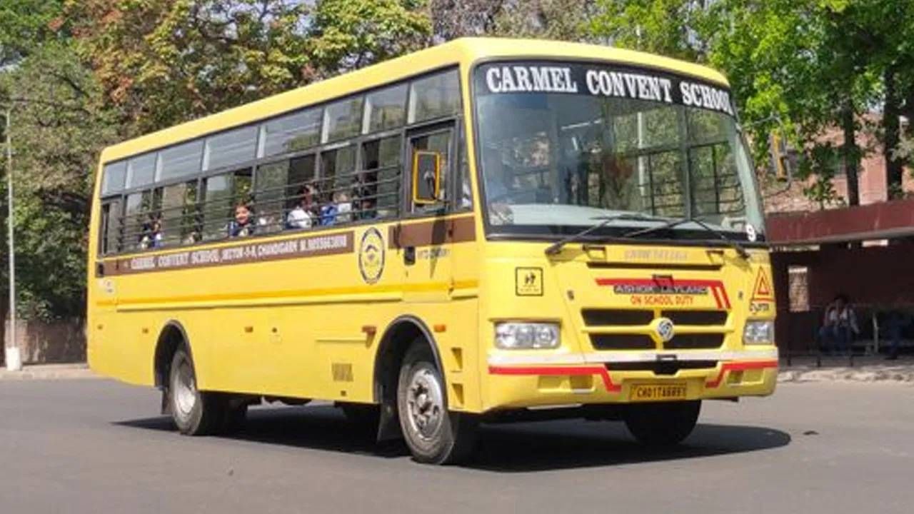 लाल रंग खूपच गडद आणि दूरवरूनही स्पष्टपणे दिसतो. असे असतानाही स्कूल बसला लाल रंग दिला जात नाही. आता तुम्हाला माहीत आहे का शाळेच्या बसेस पिवळ्या का रंगवल्या जातात? पांढरे, पिवळे रंग याकडे डोळे सहज आकर्षित होतात. पिवळा हा असा रंग आहे जो कोणाचेही लक्ष वेधून घेतो. शाळेच्या बसेसकडे लोकांचे लक्ष वेधण्यासाठी त्यांचा रंग पिवळा ठेवला जातो.