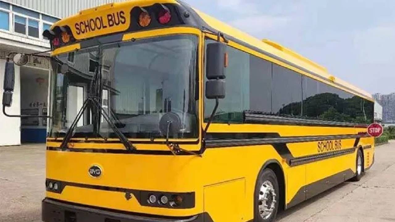 बॅग ठेवण्यासाठी सीटमध्ये जागा असावी. मुलांसाठी अटेंडेंट नेमलेला असला पाहिजे. तसेच स्कूल बसचा वेग ताशी 40 किलोमीटरपेक्षा जास्त नसावा.