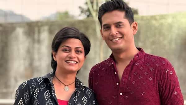झी मराठी वाहिनीवरील 'शिवा' या मालिकेचं कथानक अत्यंत रंजक वळणावर येऊन पोहोचलं आहे. नेहामुळे कथानकात ट्विस्ट येताना दिसत आहेत. सीताईच्या दडपणाखाली आणि शिवाच्या आव्हानामुळे चिडलेल्या आशूने अखेर नेहाशी लग्न करणार असल्याची घोषणा केली आहे.