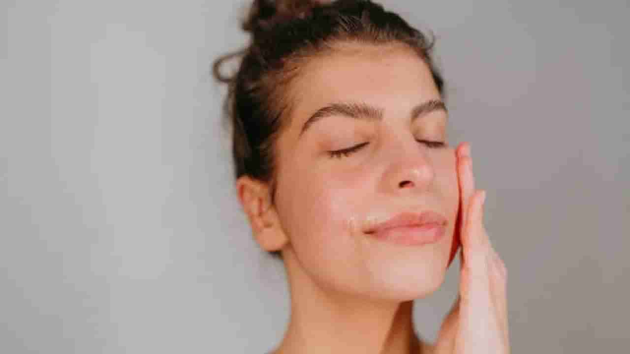 Skin Care Tips: हिवाळ्यात हायड्रेटेड आणि हेल्दी त्वचेसाठी हा फेस पॅक ठरेल फायदेशीर...