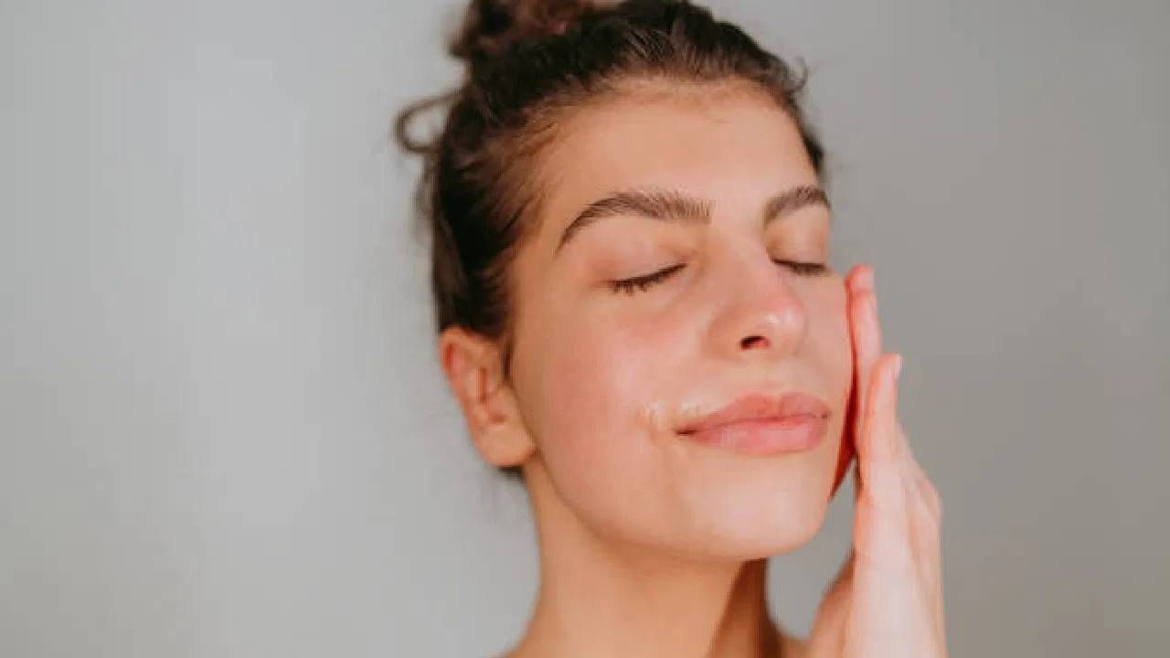 Skin Care Tips: हिवाळ्यात हायड्रेटेड आणि हेल्दी त्वचेसाठी 'हा' फेस पॅक ठरेल फायदेशीर...