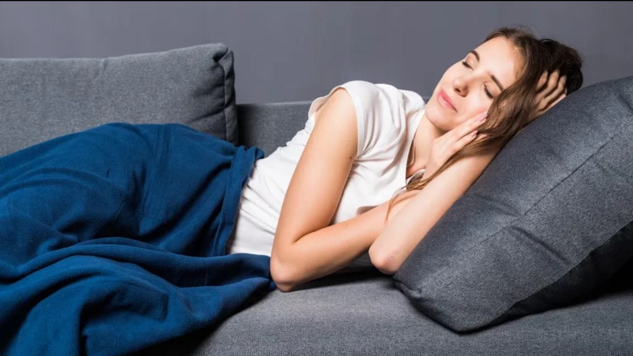 तुम्हीपण रात्री उशिरा झोपता? वेळीच व्हा सावध, वाढू शकतो या आजारांचा धोका तुम्हीपण रात्री उशिरा झोपता? वेळीच व्हा सावध, वाढू शकतो या आजारांचा धोका