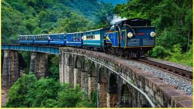 अबब...एक्सप्रेस आहे की बैलगाडी, अहो चालत जाणार माणूसही मागे टाकेल, तरीही लोकं आनंदाने प्रवास करतात