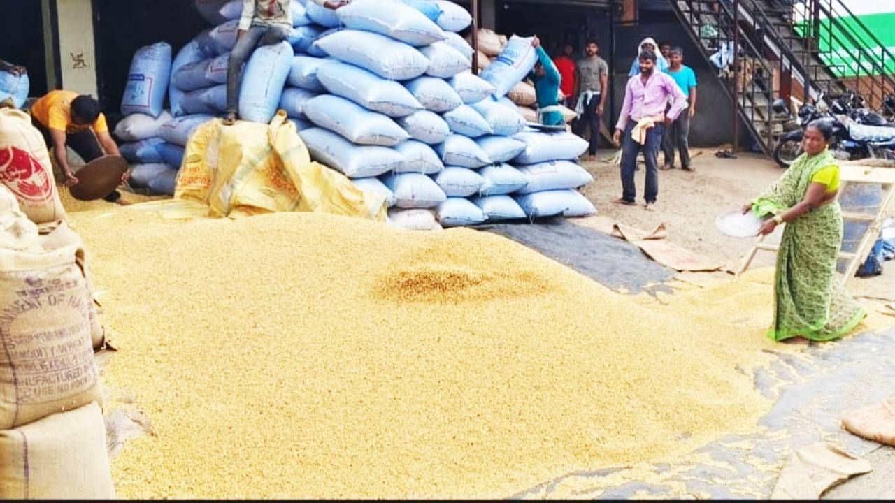 सोयाबीनची खरेदी राज्यात मोठ्या प्रमाणावर सुरू आहे. आज 31 तारीख ही खरेदीची शेवटची तारीख होती. आम्ही कृषिमंत्री शिवराज सिंह चौहान यांची भेट घेवून ती मुदत वाढवण्यासाठी मागणी केली होती. आमची विनंती मान्य करून पुढील 7 दिवसांची वाढ दिली आहे, अशी माहिती जयकुमार रावल यांनी दिली आहे.